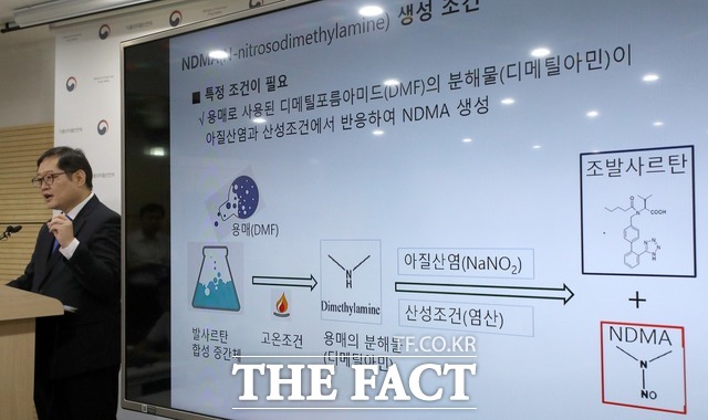 중국 대봉엘에스사가 제조한 발사르탄 제품에서도 발암 가능 물질이 검출된 것으로 조사됐다. 사진은 6일 충북 청주 식품의약품안전처에서 고혈압약 파동 관련 조사 결과를 발표 중인 이원식 식품의약품안전처 의약품안전국장. /청주=뉴시스