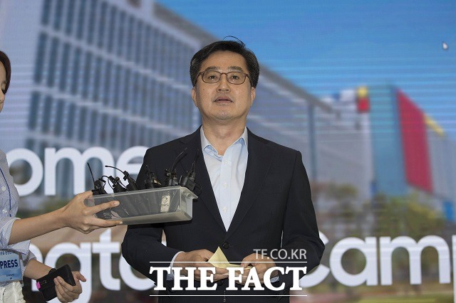 김동연 부총리는 이날 간담회에서 한국경제의 패러다임이 전환되는 중요한 시기에 우리 경제의 대표주자인 삼성의 역할이 지대하다고 강조했다. /사진=뉴시스