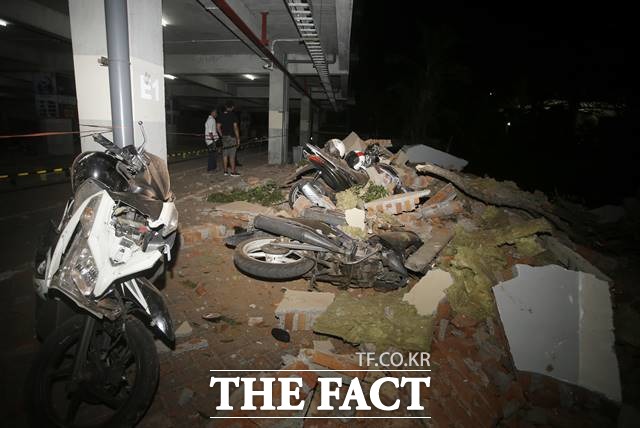 발리 지진. 인도네시아 발리에서 50㎞ 정도 떨어진 롬복 섬에서 리히터 7.0 규모 지진이 일어나 80명 이상이 사망하고 수백 명의 부상자가 발생했다. /롬복(인도네시아)=AP.뉴시스