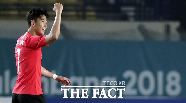 손흥민이 키르기스스탄과 경기에서 승리한 뒤 주먹을 불끈 쥐며 기뻐하고 있다. /반둥(인도네시아)=뉴시스
