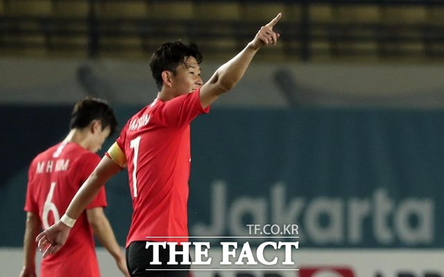 손흥민(오른쪽 7번)이 한국-키르기스스탄 경기에서 결승골을 작렬한 뒤 골 세리머니를 펼치고 있다. /반둥(인도네시아)=뉴시스