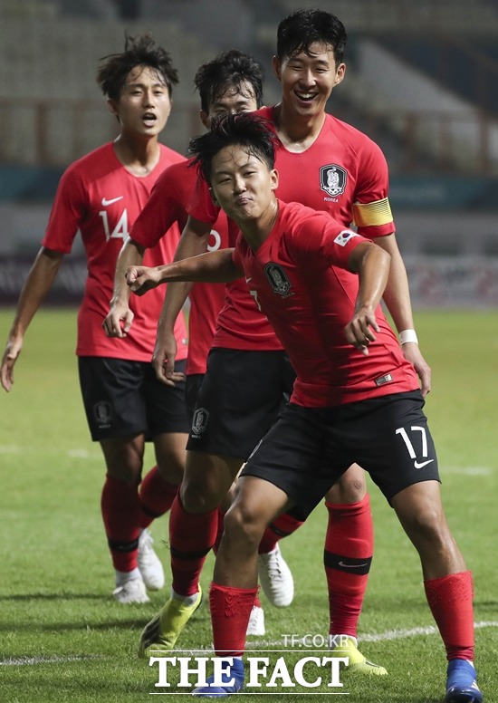 이승우(가운데)가 2018 자카르타-팔렘방 아시안게임 남자 축구 16강 이란과 경기에서 득점 후 기뻐하고 있다. /인도네시아(자카르타)=뉴시스.