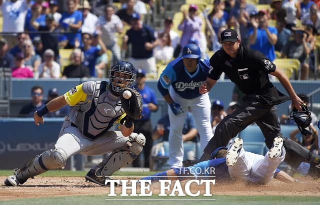 류현진(가운데)은 이날 타석에서도 멀티 히트를 기록하며 활약했다. /LA(미국)=AP.뉴시스