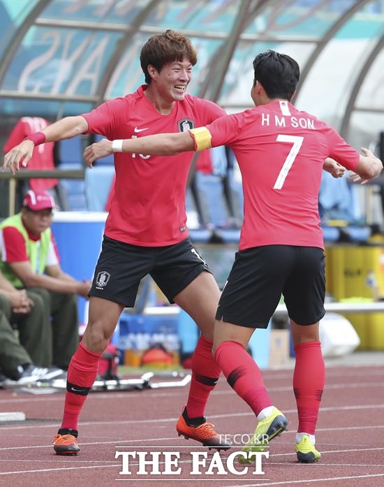 한국-우즈벡 경기에서 득점에 성공한 황의조(왼쪽)가 손흥민과 함께 기뻐하고 있다. /브카시(인도네시아)=뉴시스