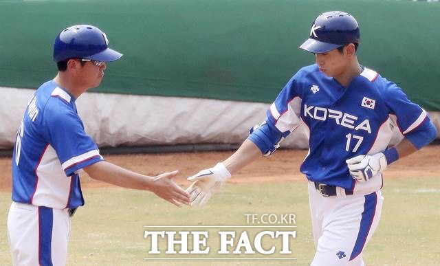 이정후(오른쪽)가 28일 오후 인도네시아 자카르타 GBK 야구장에서 열린 2018 자카르타·팔렘방 아시안게임 야구 B조 한국과 홍콩의 경기 6회초 투런포를 날린 뒤 베이스를 돌고 있다. 이날 한국은 홍콩을 상대로 21-3 대승을 거뒀다. /자카르타(인도네시아)=뉴시스