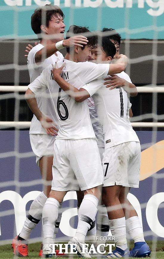 황의조(왼쪽)가 한국-베트남 준결승전에서 결승골을 작렬한 뒤 다른 선수들과 함께 기뻐하고 있다. /보고르(인도네시아)=뉴시스