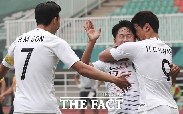 유럽파의 힘! 이승우(가운데)가 한국-베트남 4강전에서 골을 잡아낸 뒤 손흥민(왼쪽), 황희찬과 함께 기뻐하고 있다. /보고르(인도네시아)=뉴시스