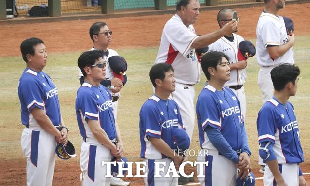 한국 선수들과 코칭 스태프(파란 유니폼)들이 홍콩과 경기를 앞두고 국민의례를 하고 있다. 한국은 인도네시아를 15-0 콜드게임으로 꺾었다. /자카르타(인도네시아)=뉴시스