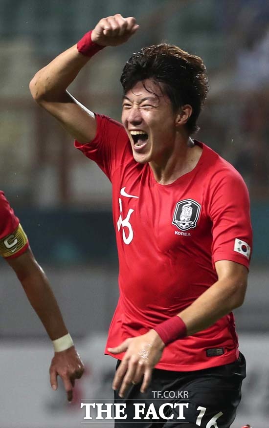 일본전도 부탁해! 황의조가 우즈베키스탄과 경기에서 득점에 성공한 뒤 기뻐하고 있다. 이번 대회 9골을 기록 중인 황의조는 일본과 결승전에서 금메달을 확정짓는 골을 노린다. /브카시(인도네시아)=뉴시스