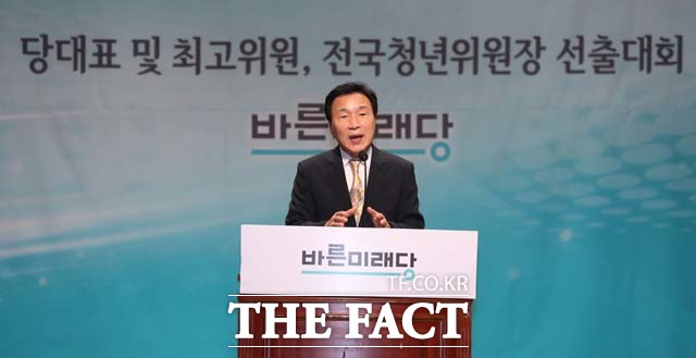 바른미래당 전당대표 및 최고위원, 전국 청년위원장 선출대회에서 신임 당ㄷ표에 손학규 후보가 선출됐다. 사진은 전당대회에서 연설하고 있는 손학규 신임대표의 모습./ 뉴시스