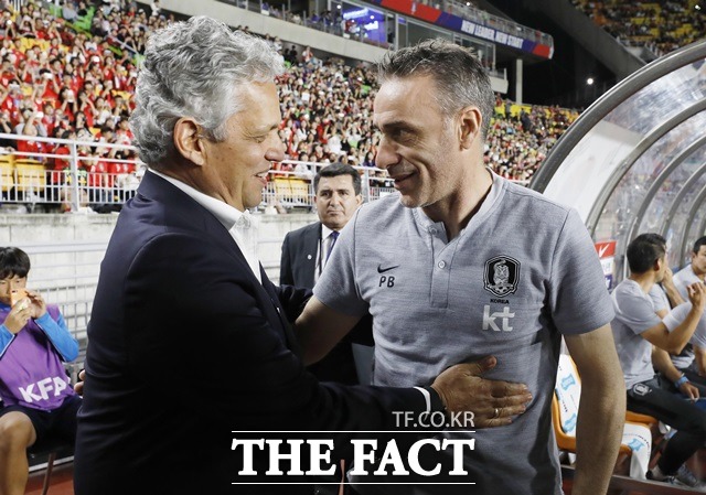 11일 수원월드컵경기장에서 열린 축구 대표팀 평가전 한국 칠레의 경기 후 파울로 벤투(오른쪽) 감독이 칠레 루에다 감독과 인사하고 있다./수원=뉴시스