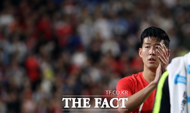 11일 수원월드컵경기장에서 열린 축구 국가대표팀 평가전 한국 칠레 경기 후 주장 손흥민이 관중을 향해 박수를 치고 있다. /수원=뉴시스