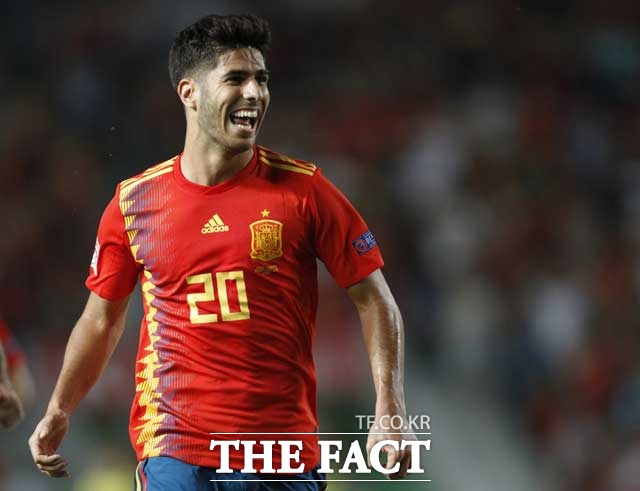 마르코 아센시오가 12일 스페인-크로아티아 경기에서 골을 터뜨린 뒤 활짝 웃고 있다. /엘체(스페인)=AP.뉴시스
