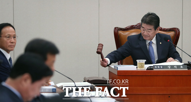 국회 외교통일위원회 첫 전체회의가 13일 열린 가운데, 몇몇 의원들이 발언권을 두고 어린아이처럼 떼쓰는 모습이 연출됐다. 사진은 외통위에서 강석호 위원장의 모습/ 뉴시스