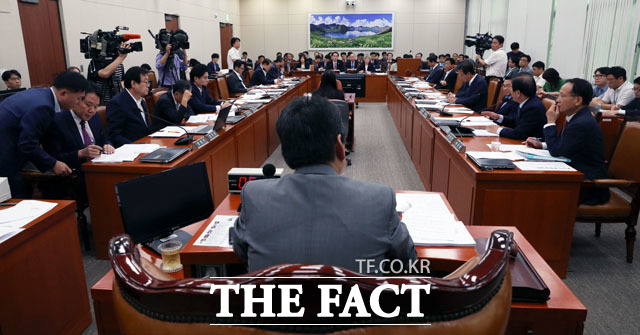 국무위원에 대한 질의응답에서도 의원들의 발언권 쟁탈전의 모습이 재연됐다. 사진은 국회 외통위의 모습./ 뉴시스