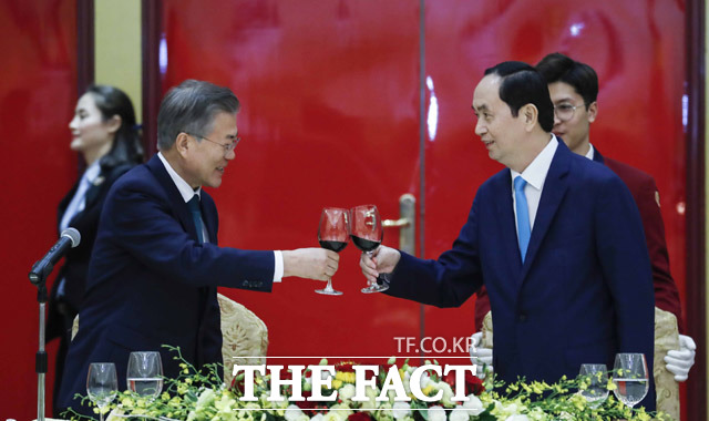 문재인 대통령이 쩐 다이 꽝 베트남 주석 서거소식에 애도의 표현을 하면서 충격과 슬픔을 금할 수 없다고 밝혔다. 사진은 문재인 대통령과 쩐 다이 꽝 베트남 국가주석이 지난 3월 정상회담에서 건배하고 있는 모습/ 뉴시스