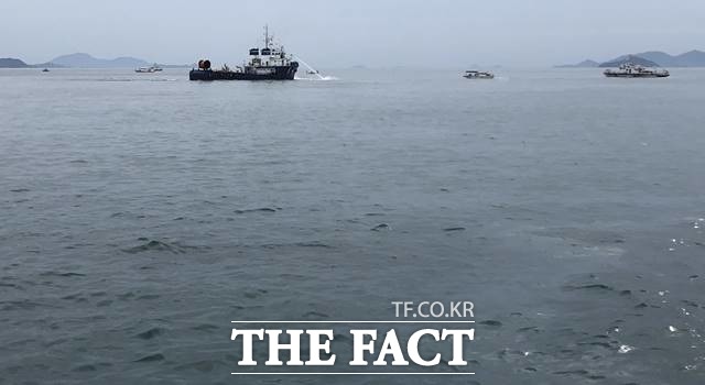 24일 오전 5시34분께 전남 완도군 횡간도 북서쪽 해상에서 기름 이송 작업하던 예인선 H호(115t)와 부선(2800t)에서 기름이 유출돼 해경이 방제 작업을 벌이고 있다. /사진=뉴시스(완도해경 제공)
