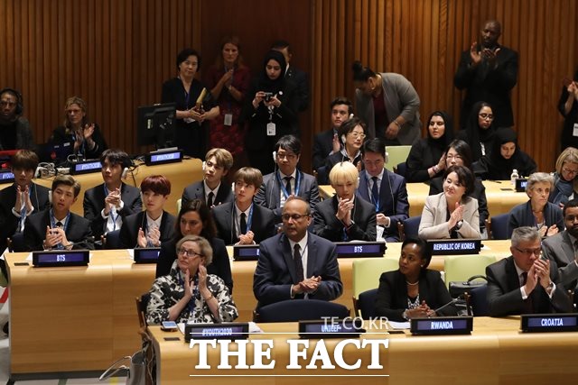 문재인 대통령 부인 김정숙 여사와 그룹 방탄소년단(둘째 줄 오른쪽 두 번째부터)가 한국시간 25일 뉴욕 유엔본부 신탁통치이사회 회의장에서 열린 ‘제너레이션 언리미티드 파트너십 출범 행사에 참석했다. /뉴욕=뉴시스