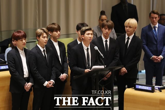 그룹 방탄소년단(BTS)이 한국시간 25일 뉴욕 유엔본부 신탁통치이사회 회의장에서 열린 유니세프 새로운 청소년 어젠다 ‘제너레이션 언리미티드 파트너십 출범 행사에 참석해 발언을 하고 있다. /뉴욕=뉴시스