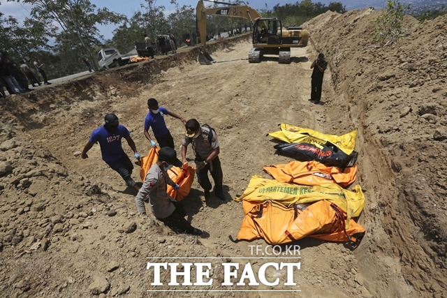 인도네시아 쓰나미 피해로 1200여 명이 넘는 사망자가 나온 가운데 인도네시아 재난 당국은 본격적인 집단 매장 작업에 돌입했다. /술라웨시섬(인도네시아)=AP. 뉴시스