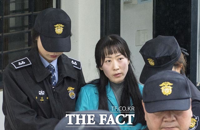 아버지를 살해한 혐의로 무기징역을 받고 18년째 복역 중인 김신혜 씨가 재심을 확정받았다. 사진은 김 씨가 구치감에서 나와 광주지방법원 해남지원 법정으로 이동하고 있는 모습. /뉴시스