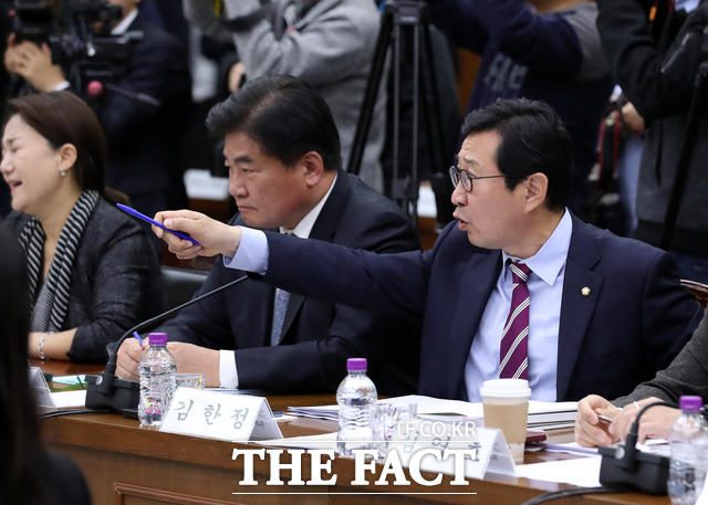 김한정 민주당 의원은 정치 공세는 당에 가서 하라고 말했다. 김 의원이 이날 열린 경기도 국감에서 조 의원의 발언에 반발하고 있다. /뉴시스
