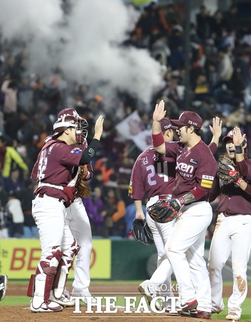 19일 오후 대전 한화생명 이글스 파크에서 열린 2018 KBO 포스트시즌 준플레이오프 1차전 한화 이글스와 넥센 히어로즈전에서 3-2로 승리를 거둔 넥센 박병호와 선수들이 기뻐하고 있다./대전=뉴시스