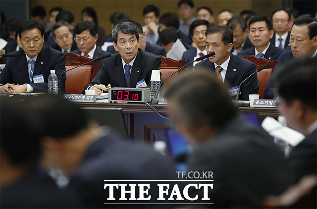 이날 정무위 국정감사에서는 한국GM의 법인 분리와 관련해 이동걸 회장(왼쪽에서 두번째)에게 질문이 쏟아졌다. /뉴시스