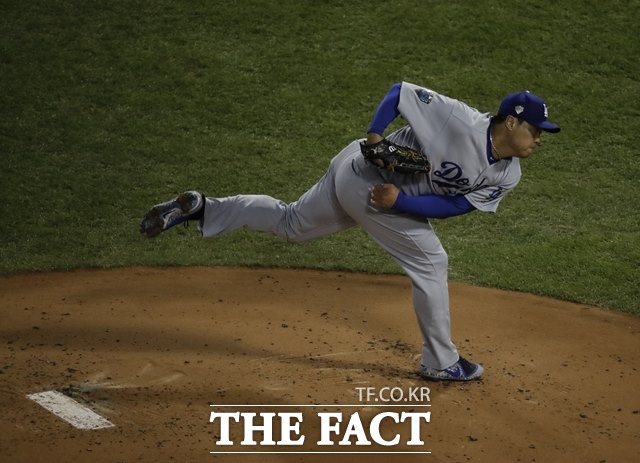 류현진이 25일 보스턴과 메이저리그 월드시리즈 2차전에 선발 등판한 뒤 4.2이닝 5K 6피안타로 역투했다./보스턴=AP.뉴시스