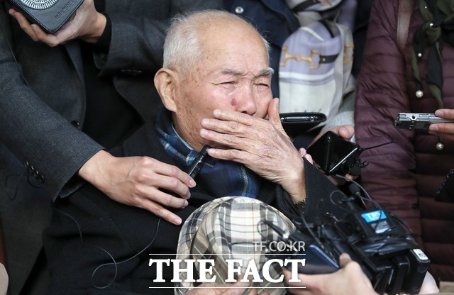 이춘식 할아버지의 눈물 일본기업이 일제강점기 시절 강제징용 피해자들에게 손해를 배상해야 한다는 대법원의 첫 확정판결이 나왔다. 강제징용 피해자 이춘식 씨가 이날 오후 기자회견을 하며 눈물을 흘리고 있다. /뉴시스