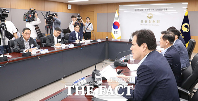 정부가 카드수수료에 대한 추가 인하 정책을 논의하면서 카드사 수익 악화가 더욱 우려되고 있다. 사진은 지난 6월 최종구 금융위원장이 카드사 CEO와 카드수수료 산정체계 개편 등 업계 현안 논의를 위해 진행한 간담회의 모습. /뉴시스