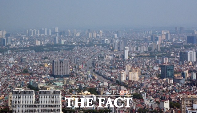 롯데카드와 BC카드는 국내에서의 순이익 악화를 막기 위해 새 먹거리를 찾아 베트남 시장에 진출했다. /신화.뉴시스