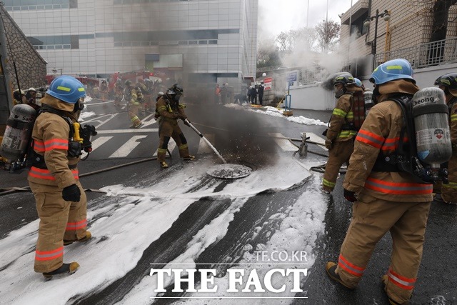 24일 오후 서울 서대문구 충정로 3가  KT 건물지하 통신구에서 화재가 발생해 소방관들이 화재를 진압하고 있다. /뉴시스