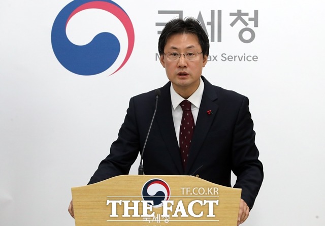 구진열 국세청 징세법무국장이 5일 정부세종2청사에서 2018년 고액·상습체납자 7158명(개인 5,022명, 법인 2,136개 업체)의 명단을 국세청 누리집과 세무서 게시판을 통해 공개한다고 밝히고 있다. /뉴시스