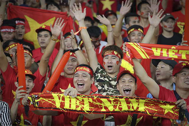 베트남 현지 축구 열풍에서 비롯된 스포츠 한류가 한국 기업에 대한 긍정적인 이미지를 주고 있다는 분석이 나온다. 사진은 스즈키컵 경기가 열린 말레이시아에서 응원하고 있는 베트남 응원단의 모습. /쿠알라룸푸르=AP.뉴시스