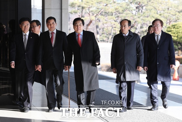 심 의원은 이날 다른 한국당 의원들과 함께 취재진 앞에 섰다. 앞줄 왼쪽부터 최교일, 박대출, 심재철, 추경호, 강효상 한국당 의원. /뉴시스