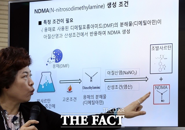 제약업계는 발사르탄 복용환자에 대한 영향평가 결과와 관련해 식약처의 지난 회수조치에 불만을 보였다. 사진은 지난 8월 6일 오전 충북 청주 식품의약품안전처에서 한 관계자가 고혈압약(발사르탄) 관련 중간조사 결과에 대한 부연설명을 하고 있는 모습이다. / 뉴시스 제공