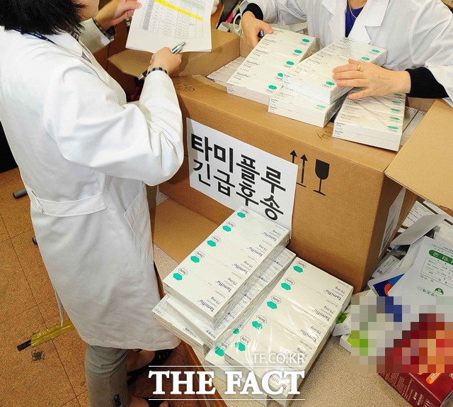 국내 제약업계는 타미플루 부작용에 대한 두려움·불안감 확산을 우려하고 있다. 사진은 지난 2009년 서울 동작구보건소 직원들이 약국을 돌며 항바이러스제인 타미플루를 긴급후송 공급하고 있는 모습이다. / 뉴시스