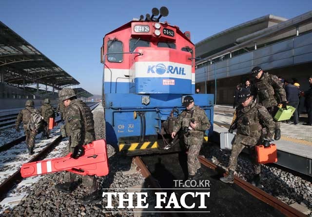 북한 철도 조사를 마친 열차가 12월 18일 오전 도라산역에 도착해 군인, 세관 요원들이 열차를 점검하고 있다. 이 열차는 이날 오전 개성 판문역에서 인수해왔다. /사진공동취재단