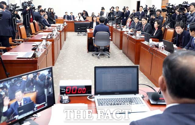 26일 국회에서 열린 교육위원회 전체회의에서 한국당 의원들이 자리를 비운 가운데 민주당 박용진 의원이 유치원 3법 관련 발언을 하고 있다. /뉴시스