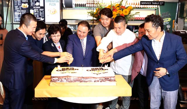 불과 3주 만에 사임한 이성락 전 제너시스BBQ 대표에 이어 윤학종 대표가 9개월 만에 돌연 사임하자 윤홍근 회장 중심의 경영 문화에 빨간불이 켜졌다는 지적이 제기되고 있다. 사진은 윤홍근(왼쪽 네 번째) 제너시스BBQ 회장이 2지난 8월 BBQ 치킨 레몬 대치본점에서 열린 오픈식에서 윤경주(왼쪽 세번째) BBQ 사장, 윤학종(오른쪽) 대표 등 참석자들과 떡케이크 커팅을 하고 있는 모습. /뉴시스