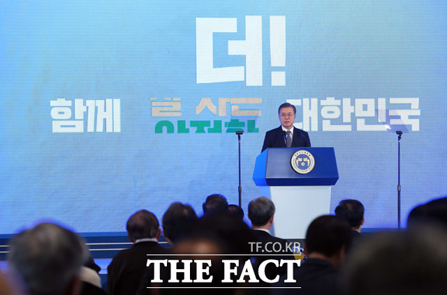 문재인 대통령이 2일 서울 여의도 중소기업중앙회에서 열린 2019 기해년 신년회에서 신년인사를 하고 있다. /뉴시스