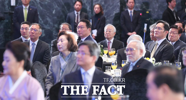 이재용 삼성전자 부회장·정의선 현대자동차그룹 총괄 수석부회장·최태원 SK그룹 회장·구광모 LG그룹 회장 등이 문재인 대통령의 신년 인사를 듣고 있다. /뉴시스