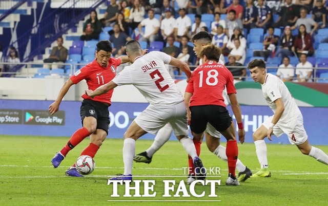 한국의 황희찬(왼쪽)과 황의조가 7일 필리핀전에서 상대 수비벽을 뚫고 있다. 황희찬과 황의조는 후반 첫골을 합작했다./두바이=뉴시스