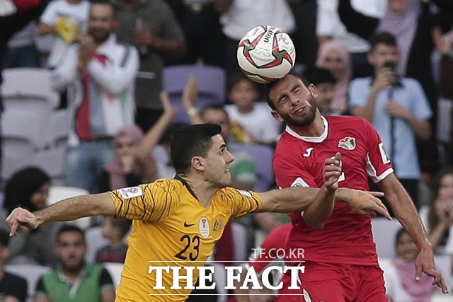 아시안컵 2연패를 노리던 디펜딩 챔피언 호주가 6일 UAE에서 열린 2019아시안컵 B조 1차전에서 요르단에 0-1로 충격패를 당하며 대회 초반 이변의 희생양으로 이름을 올렸다./알 아인(UAE)=AP.뉴시스