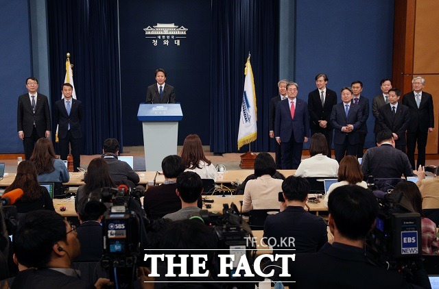 임종석 비서실장이 8일 오후 청와대 춘추관에서 신임 노영민 비서실장, 윤도한 국민소통수석, 강기정 정무수석 인선 발표를 하고 있다. /뉴시스