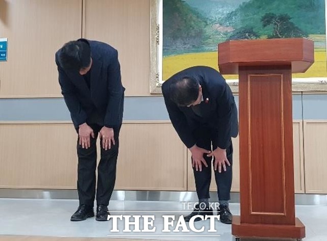 해외연수 중 가이드 폭행 및 여성 접대부 요구 등의 논란을 빚은 경북 예천군의회 의장단이 사과를 하고 있다. 왼쪽이 박종철 의원. /뉴시스