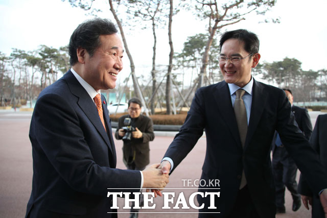 이재용 삼성전자 부회장(오른쪽)이 10일 오후 경기도 수원시 삼성전자 수원사업장을 방문한 이낙연 국무총리를 만나 악수하고 있다. /뉴시스