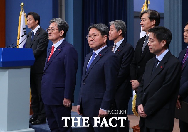 노영민 대통령 비서실장 등 신임 청와대 참모진이 13일 청와대 근처 한 식당에서 출입기자단과 오찬을 하고 수시로 소통하겠다는 뜻을 밝혔다. 사진은 8일 당시 청와대 춘추관 대브리핑룸에서 윤도한(앞줄 오른쪽부터) 신임 국민소통수석, 강기정 신임 정무수석, 노영민 신임 비서실장이 임종석 비서실장의 인사 발표를 듣는 모습. /뉴시스