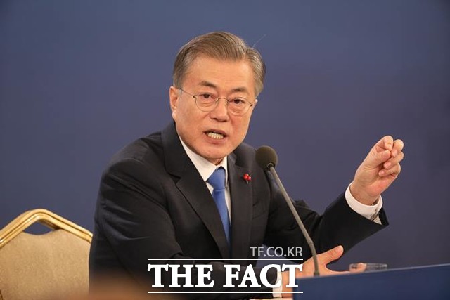 문재인 대통령은 경제계와의 소통을 통해 경제에 활력을 불어넣겠다는 차원에서 이번 간담회를 마련했다. 사진은 지난 10일 청와대 영빈관에서 열린 신년 기자회견에서 취재진 질문에 답변하고 있는 문 대통령. /뉴시스